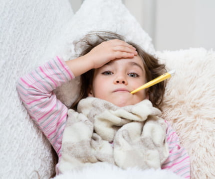 Cum îngrijim copiii afectați de răceală sau gripă
