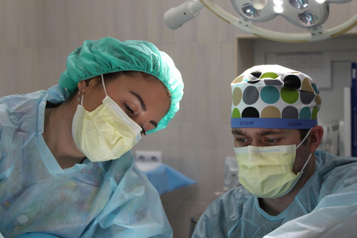Medici care efectueaza procedura medicala de colonoscopie