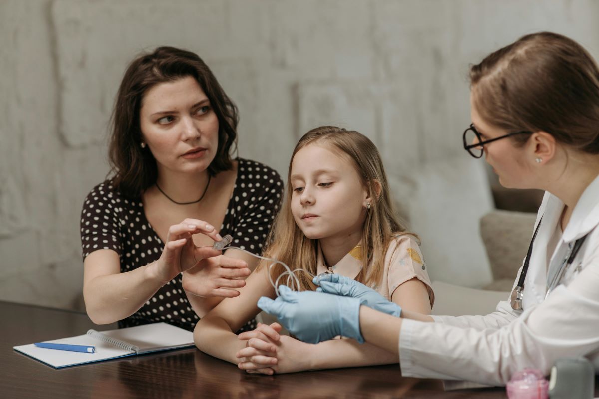 Mama si fetita in cabinetul unei doamne doctor care incearca sa identifice o posibila boala autoimuna.