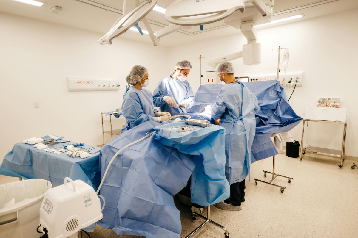Colecistectomie efectuata in sala de operatie.