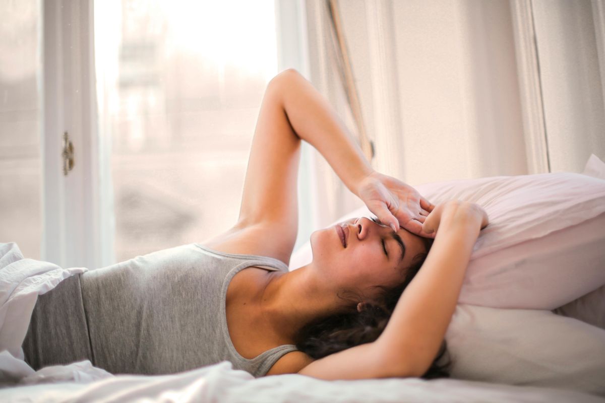 Anemia severă resimțită de o femeie întinsă în pat.